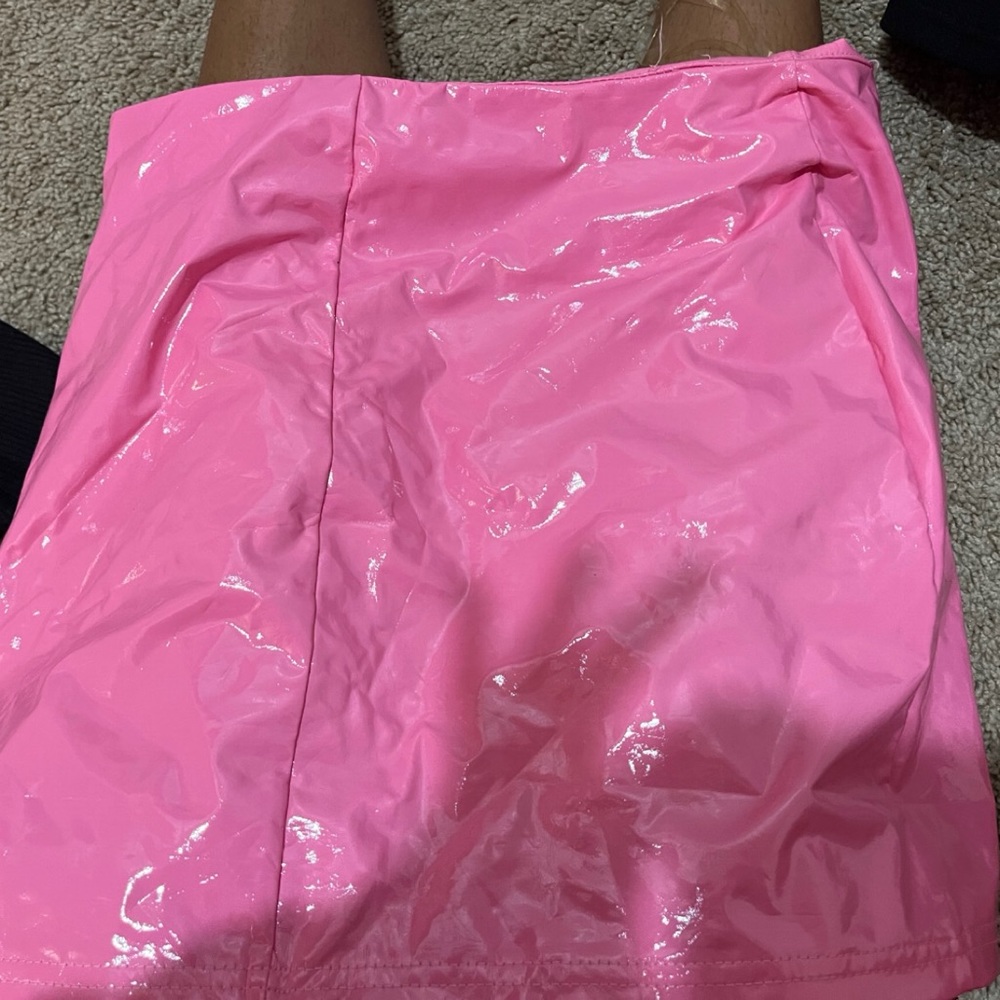 Pink leather zip up skirt with an zig gold zipper